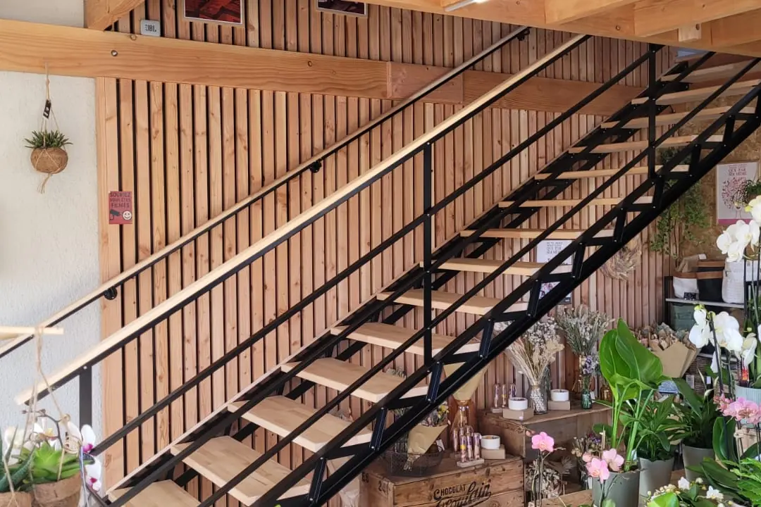 Escalier droit bois et métal : Structure thermolaquée noire, garde-corps côté vide