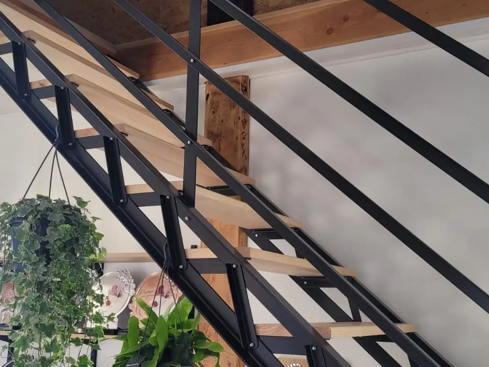 Vue de dessous : Renforts de rigidité en cornières et supports de marche