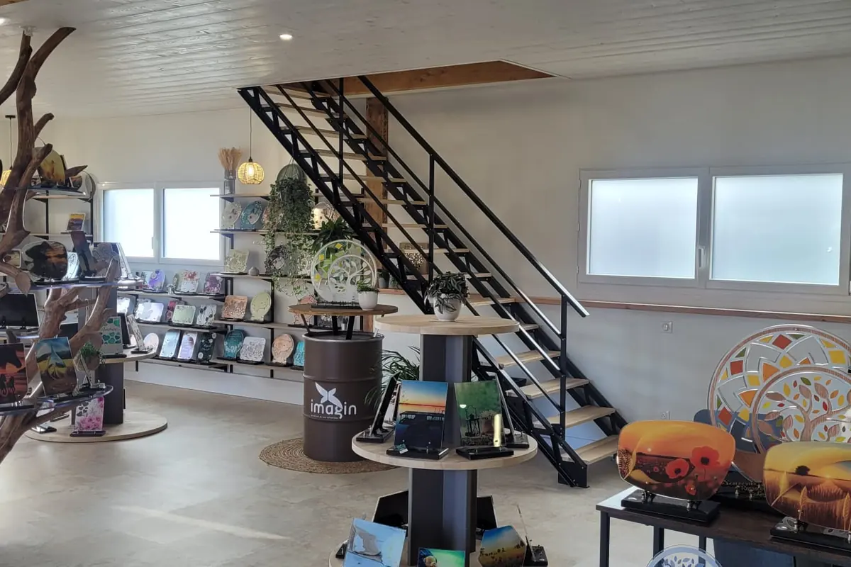 Escalier ajouré : Marches en frêne, structure noire, garde-corps côté vide