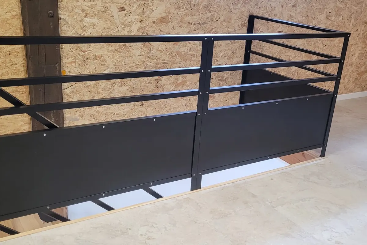 Garde-corps de mezzanine : Avant la finition des sols
