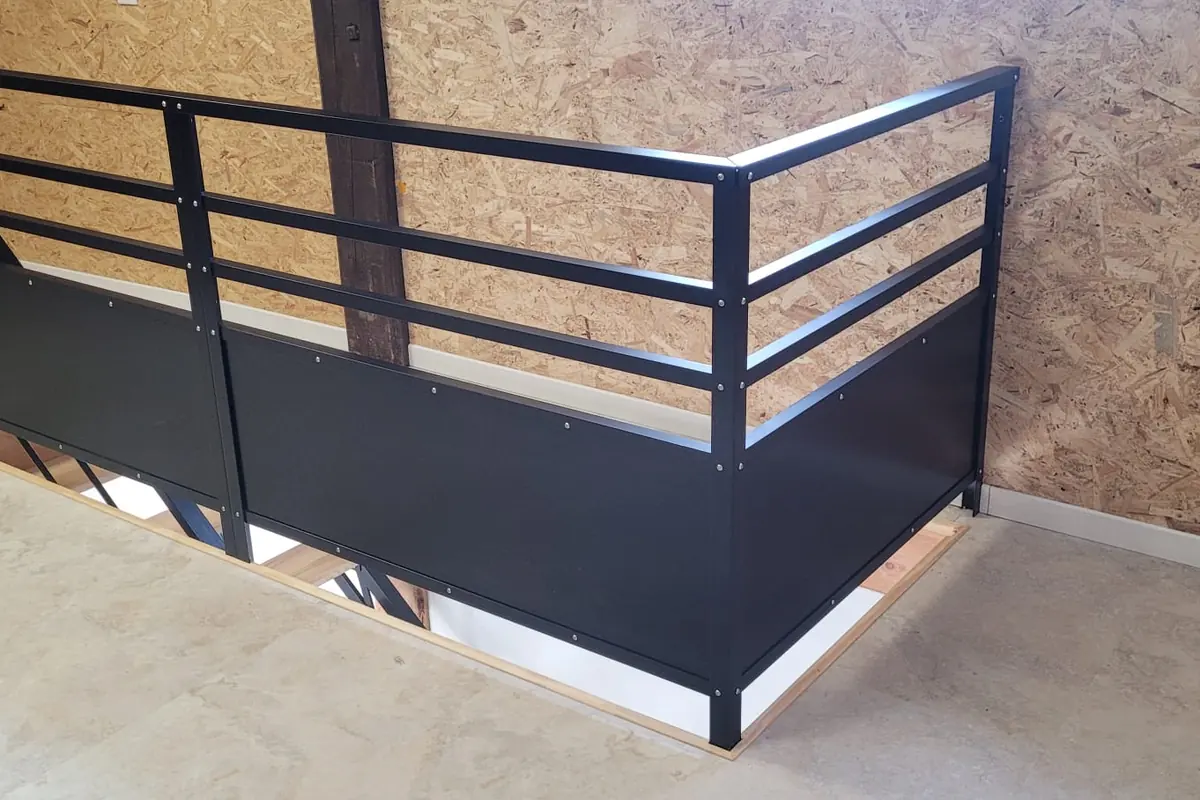 Garde-corps d’angle : Tôle pleine et lisses, assemblage boulonné
