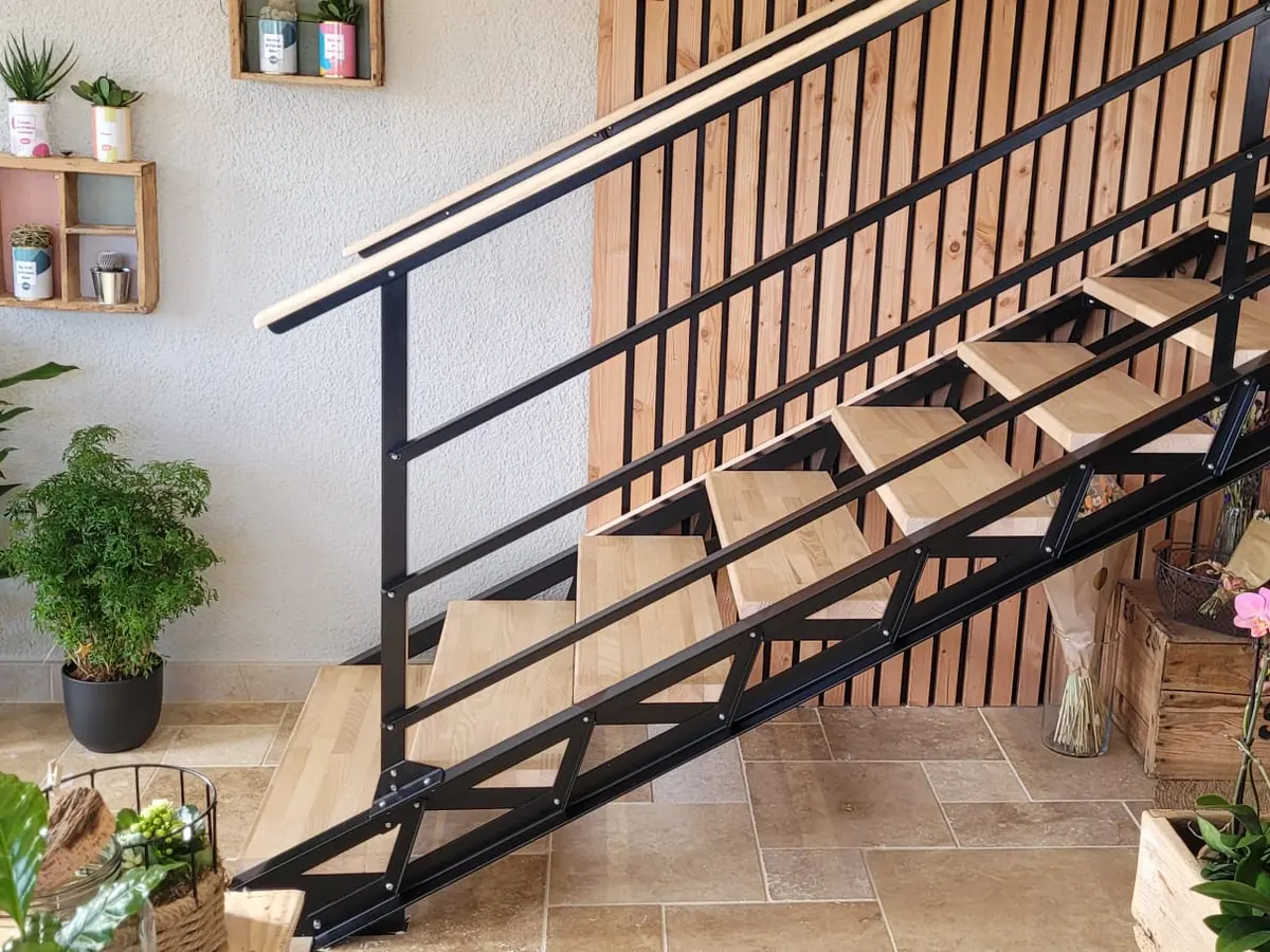 Escalier droit bois et métal, structure thermolaquée noire.