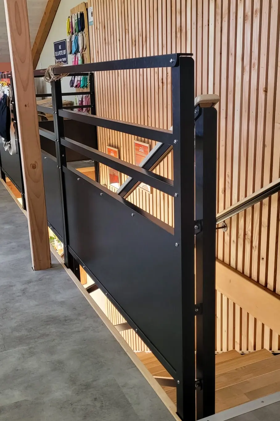 Garde-corps d’étage : Même finition que l’escalier